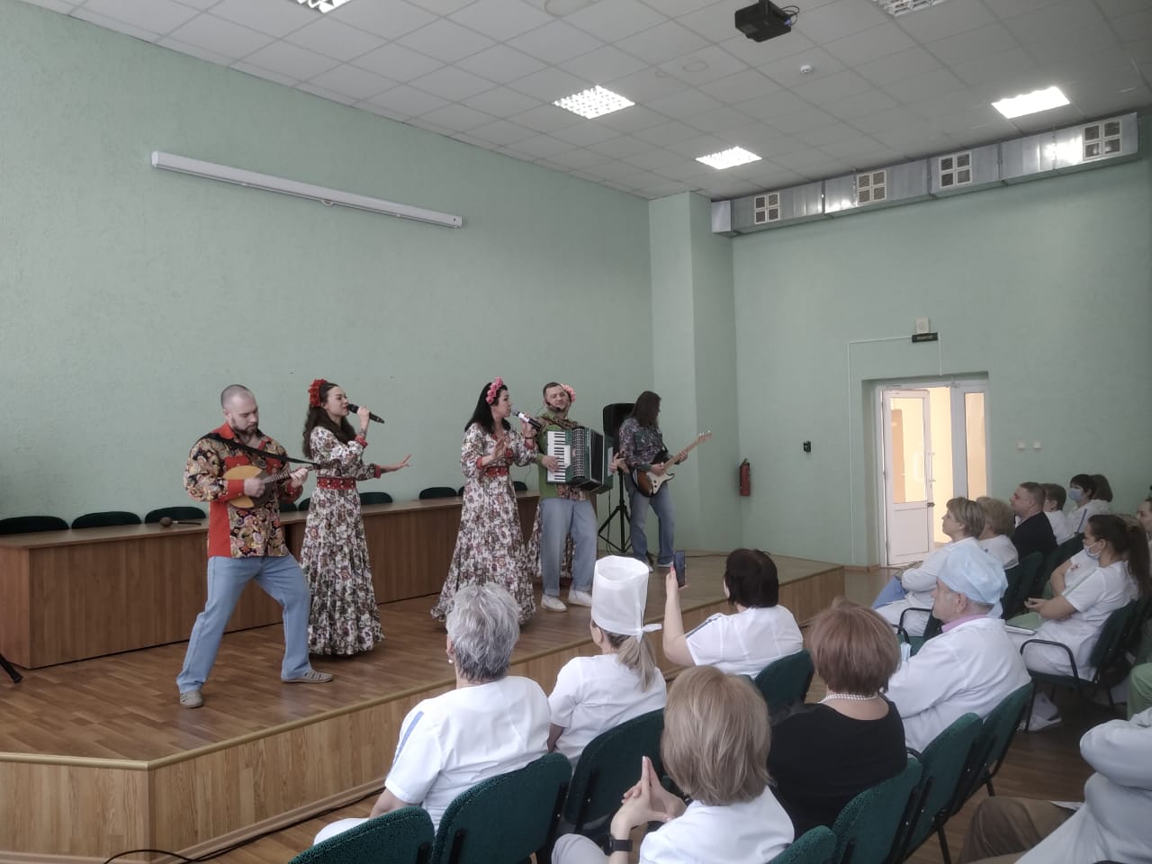 Ансамбль «Злато-Серебро» выступил с праздничной программой для медработников Ансамбль «Злато-Серебро» выступил с праздничной программой для медработников